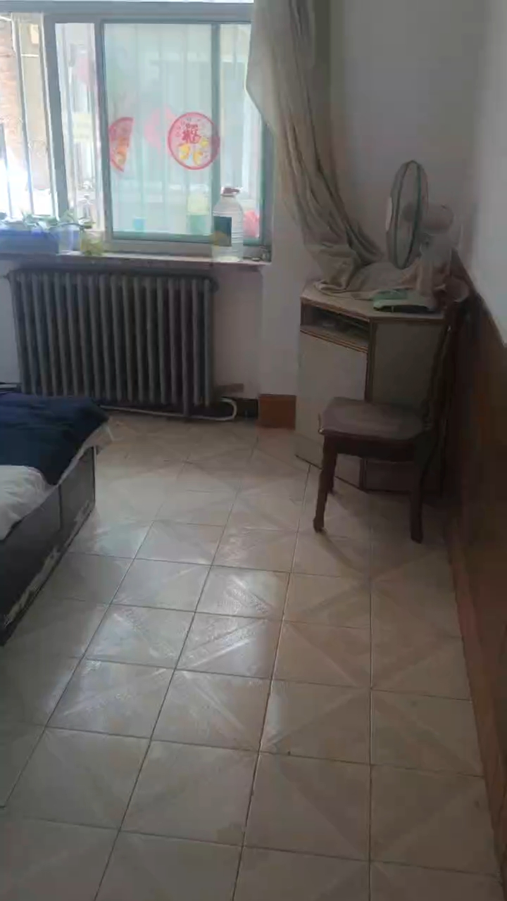 房屋出租：         位于长城南路，古城巷对面晨湖宾馆隔壁有房出租，新装修室内水暧电齐全，独立卫生间可洗澡，北房采光良好，周边学校，幼儿园，超市配套齐全，交通便利，门口多路公交站点出行方便，