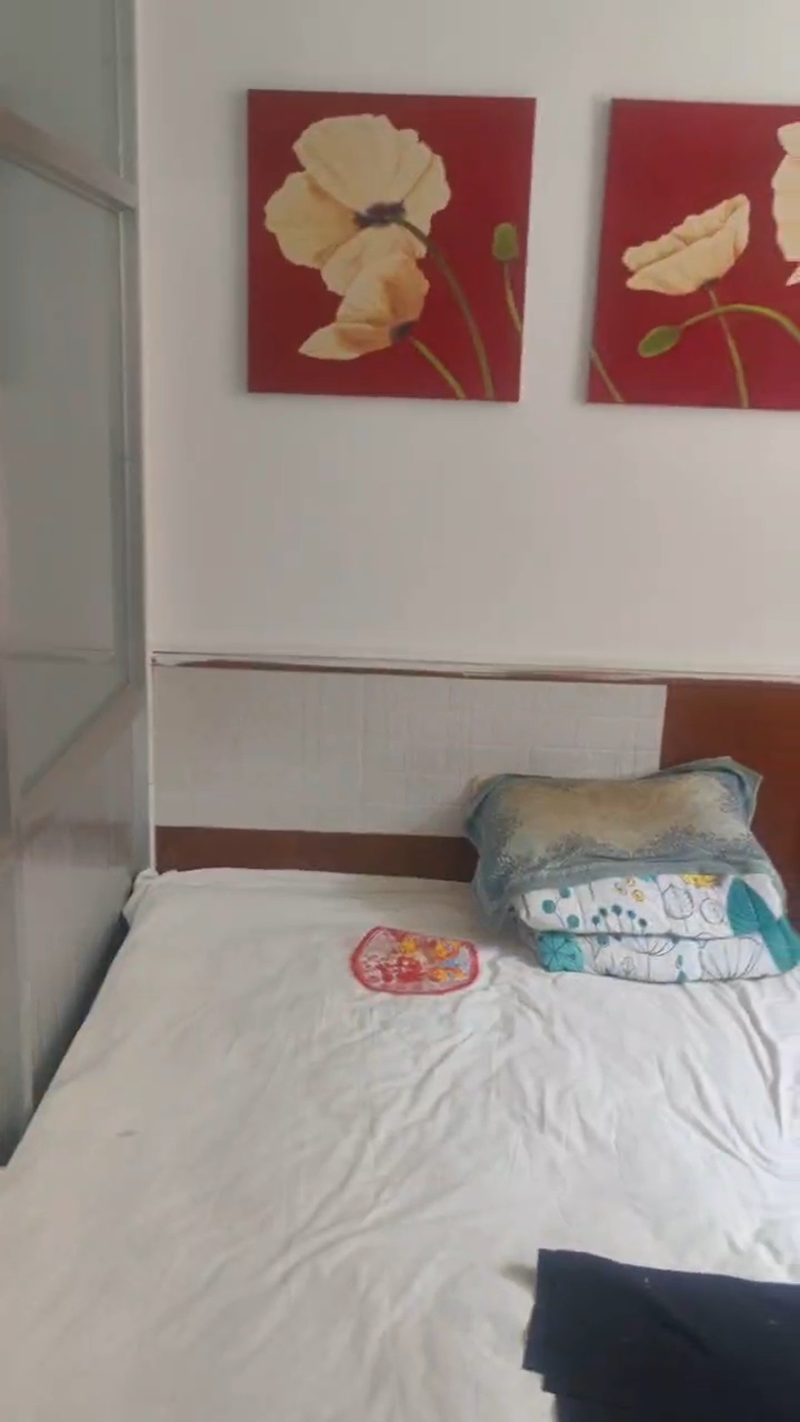 房屋出租：         位于长城南路，古城巷对面晨湖宾馆隔壁有房出租，新装修室内水暧电齐全，独立卫生间可洗澡，北房采光良好，周边学校，幼儿园，超市配套齐全，交通便利，门口多路公交站点出行方便，