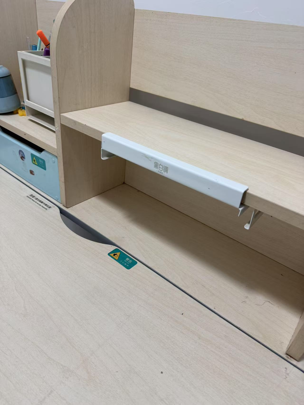⑥黑白调的学习桌椅（淘宝可搜）可调节高低，买时2000，八成新没怎么用，现整套700处理，椅套都携带！地址环城北路红山村自取