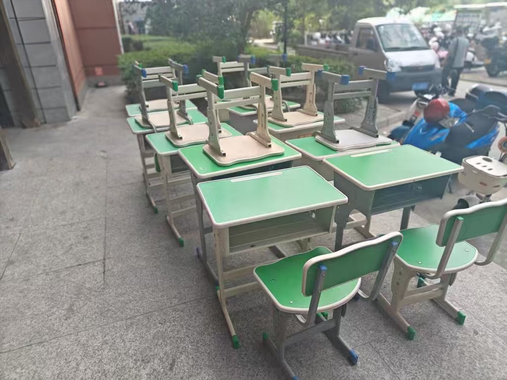 出售九成新，补习班桌子加椅子10套，一套66元南门口