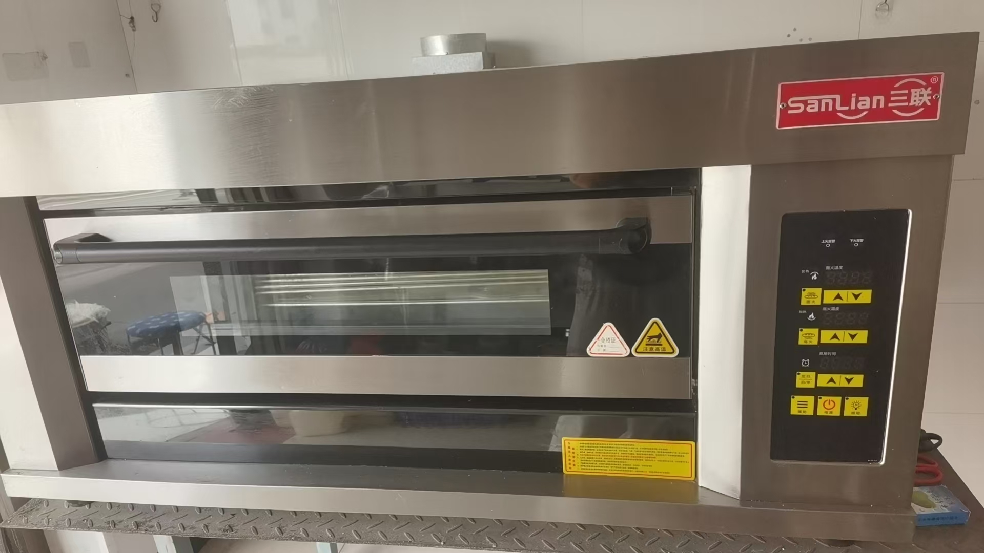 门店停业，闲置商用烤箱低价转让！ 开店自用款，功率足升温快，烤面包、蛋挞、糖棋子、月饼等，无维修、功能全正常。 配件齐全，成色实拍，实体店关停清设备，亏本出。原价3280，新买用了一年左右， 现价600元，到手直接开工，航宇路